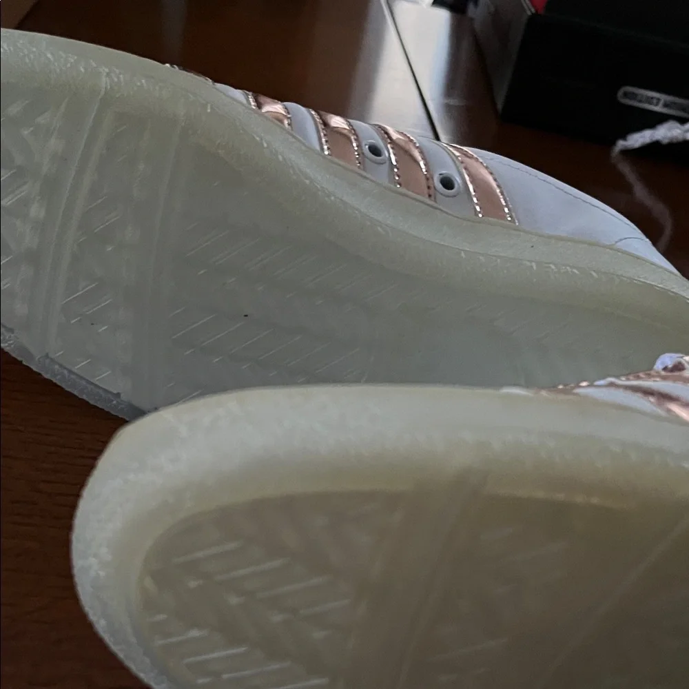 K-Swiss women white and gold
Sneakers.  Size 8
  NWT - Picture 3 of 4